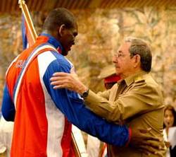 El presidente Raul Castro abandero a la delegación deportiva cubana a Beijing 2008 